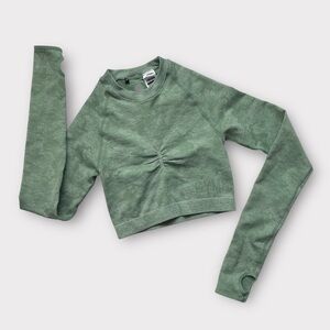 GymShark Size Small Long Sleeve Green Camo Crop Top Thumb Holes 3 Back Cutouts